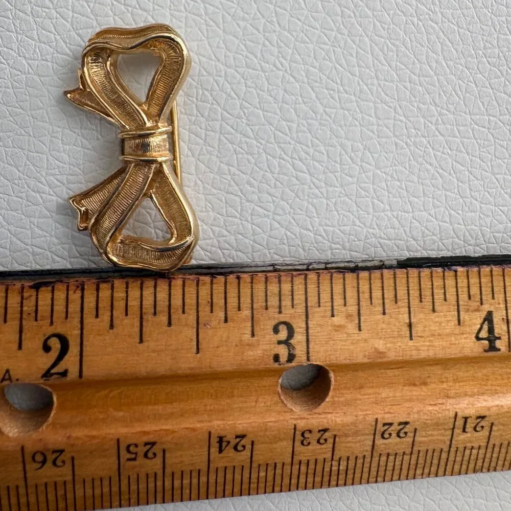 Three Vintage Gold Tone Brooches Two Leaves and a Bow - Picture 10 of 11